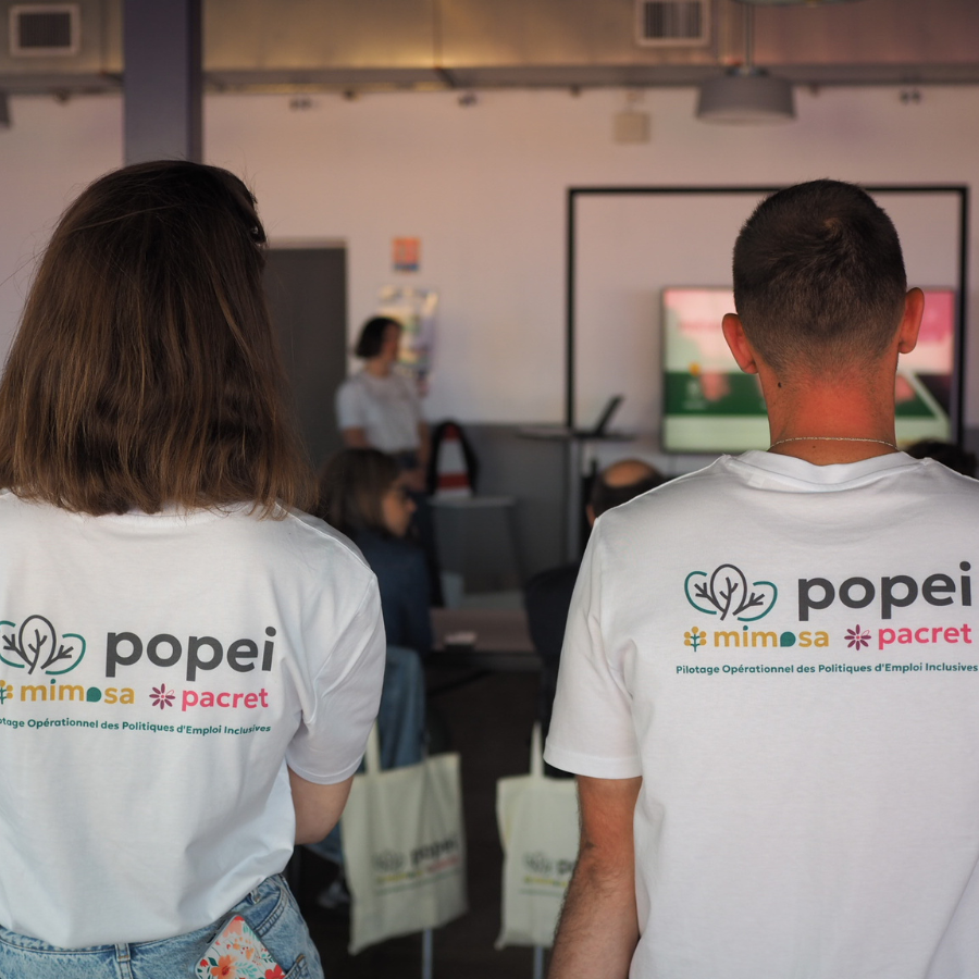 Deux personnes portant des t-shirts popei avec les logos mimosa et pacret lors d’un événement professionnel